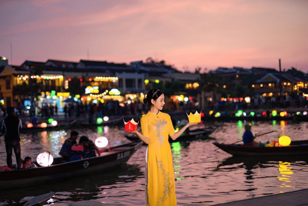 The most perfect time to take photos of Hoai River Square is during the evening (Source: Pexels)