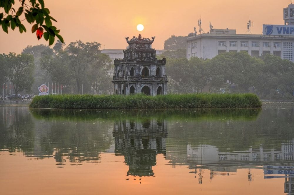 Hoan Kiem Lake transforms into a lively, pedestrian-only area on weekends (Source: Pexels)