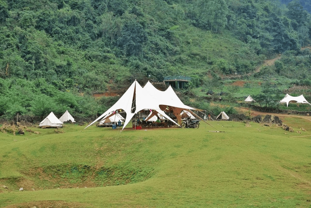The flat terrain makes it easy to pitch tents, even for first-time campers (Source: Fanpage Núi Thủng - Núi mắt thần, Trà Lĩnh, Cao Bằng)