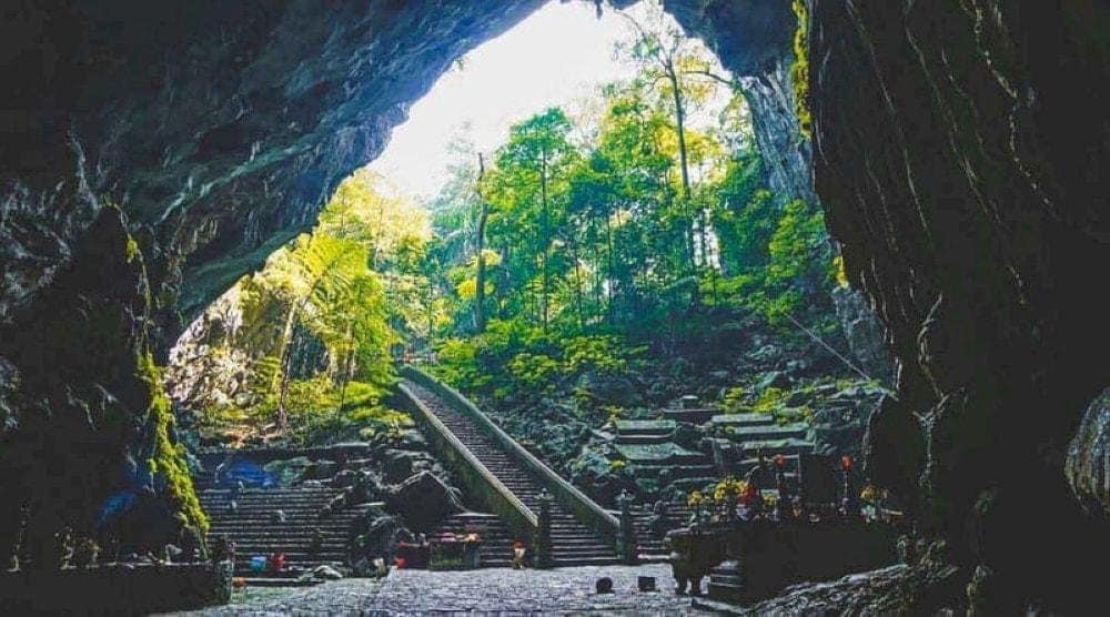 Huong Tich Cave is considered the spiritual heart of the pagoda, embodying the connection between the human world and the divine