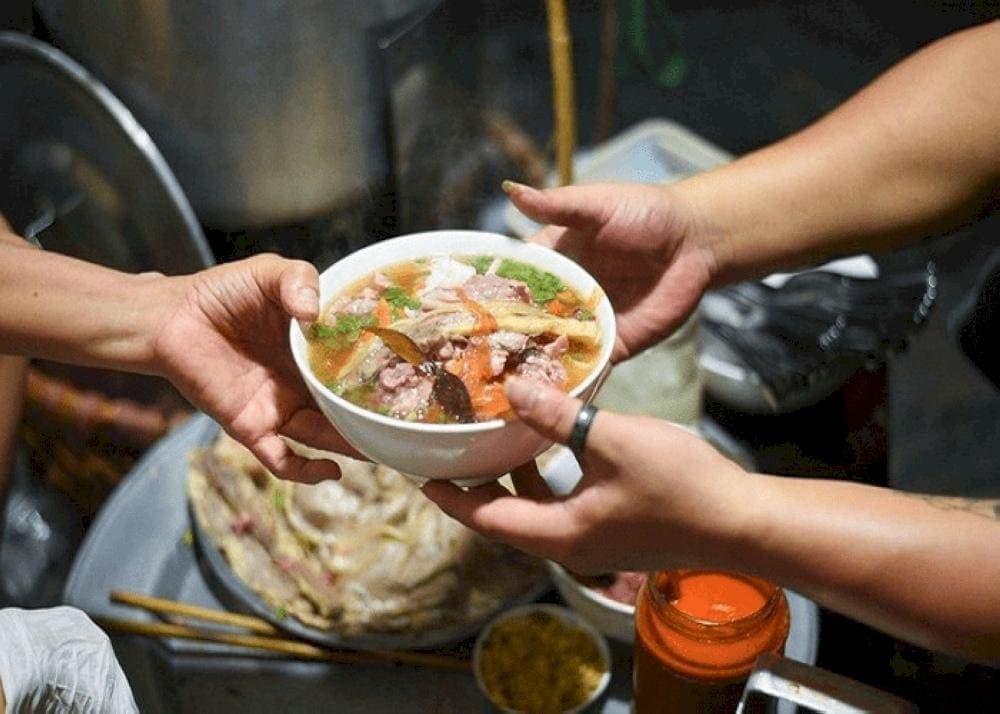 Pho Ganh Hang Chieu attracts a crowd thanks to its delicious quality and affordable prices