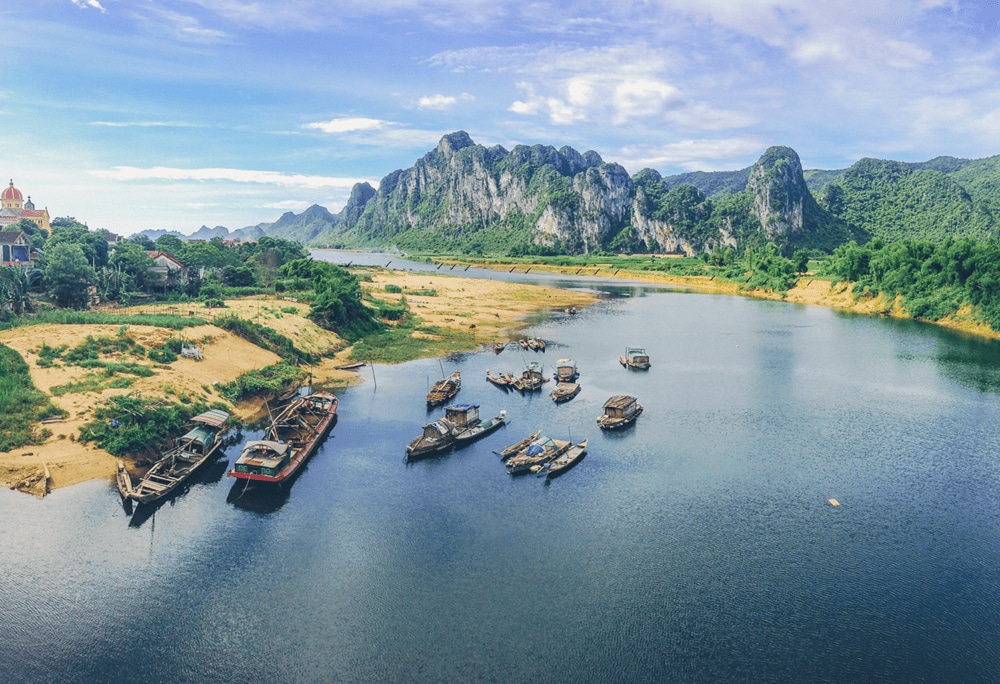 The fishing village by the Son River preserves the simple, friendly rhythm of mountain life (Source: Canva)