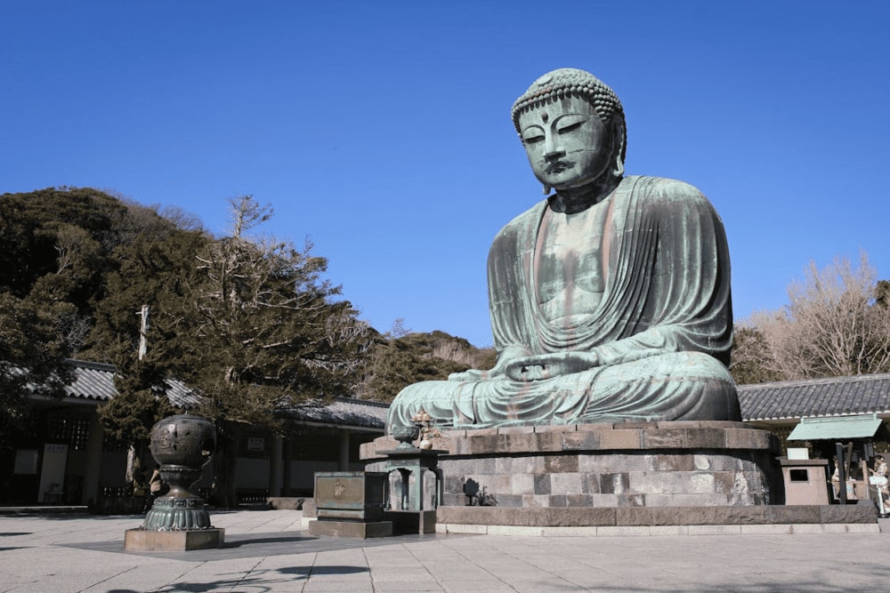 Kamakura blends peaceful coastal scenery with ancient temples reflecting Buddhist and samurai heritage (Source: Pexels)