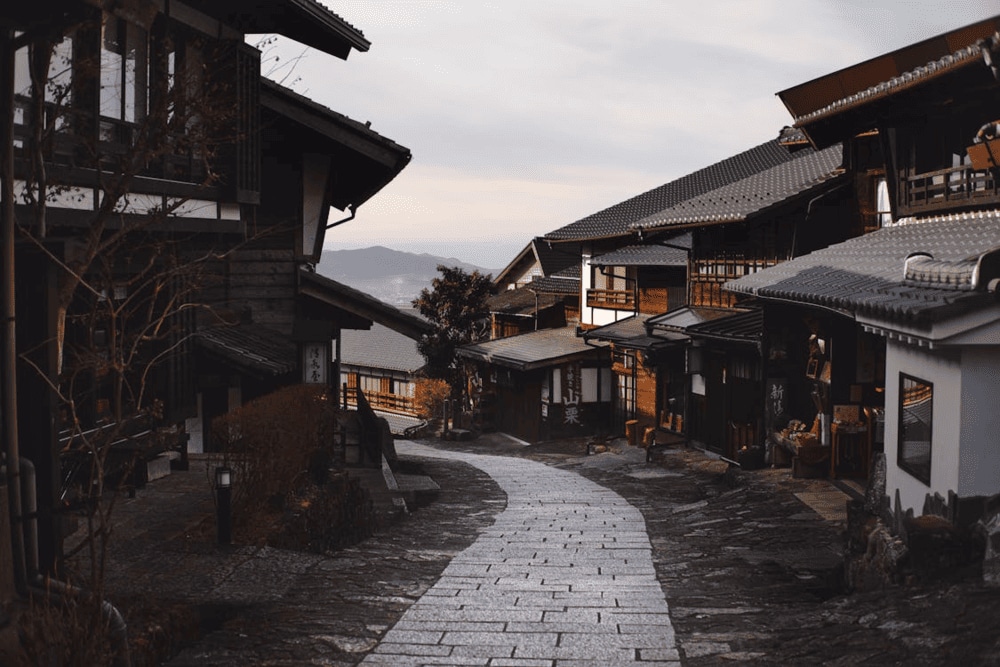 Takayama fully preserves the charm of an old Edo town with traditional wooden houses and tranquil mountain life (Source: Pexels)