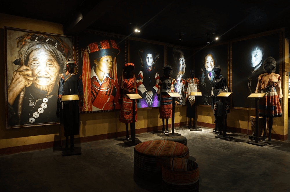 Discover the cultural beauty of Central and Southern Vietnam through costumes and smiles at Precious Heritage (Source: Réhahn Photography)