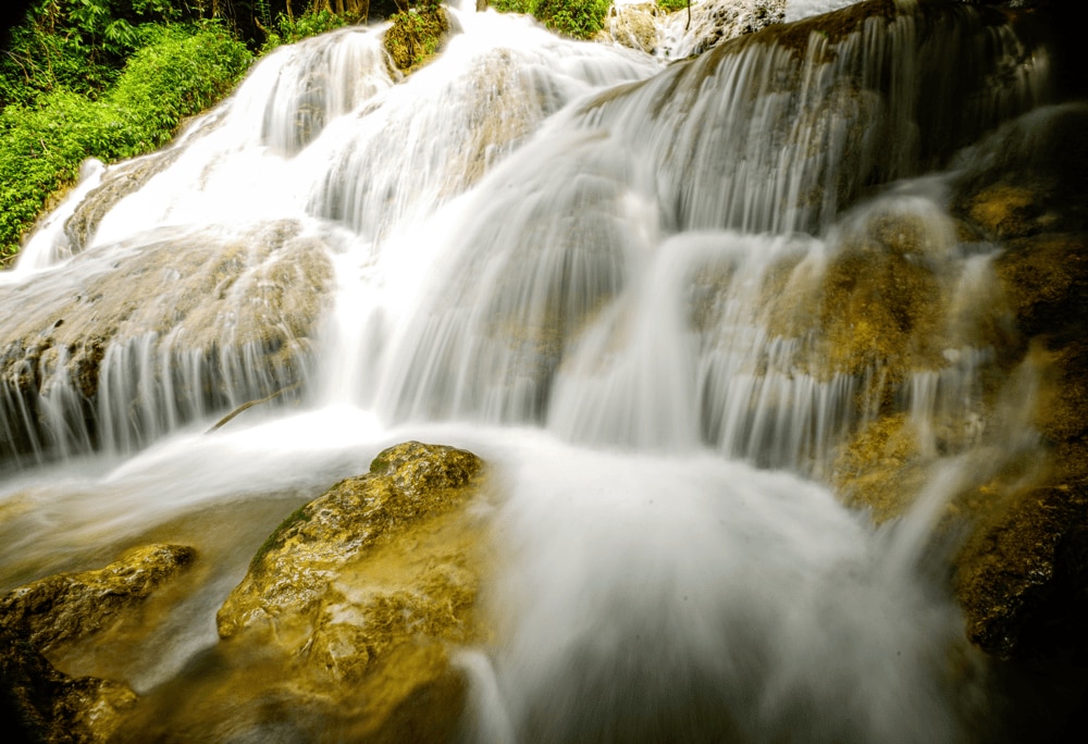 Crystal-clear waters at the 800-meter Hieu Waterfall in Pu Luong (Source: Canva)