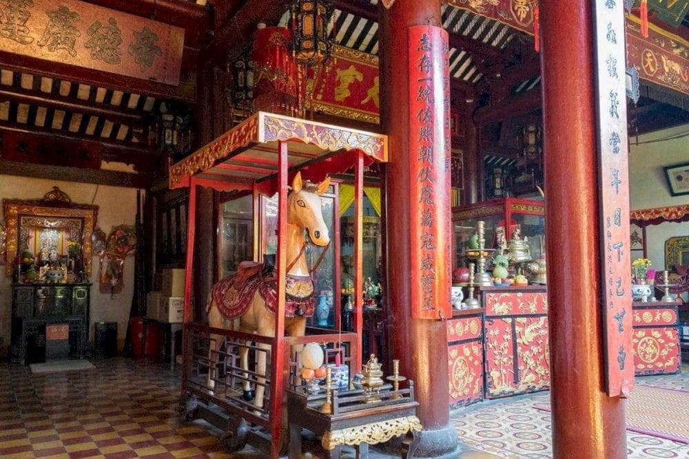 The interior of the temple is built in the traditional architectural style of southern Vietnam