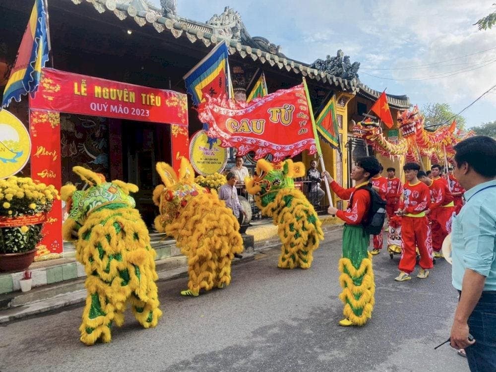 The lively festive atmosphere at Cua Ong Temple