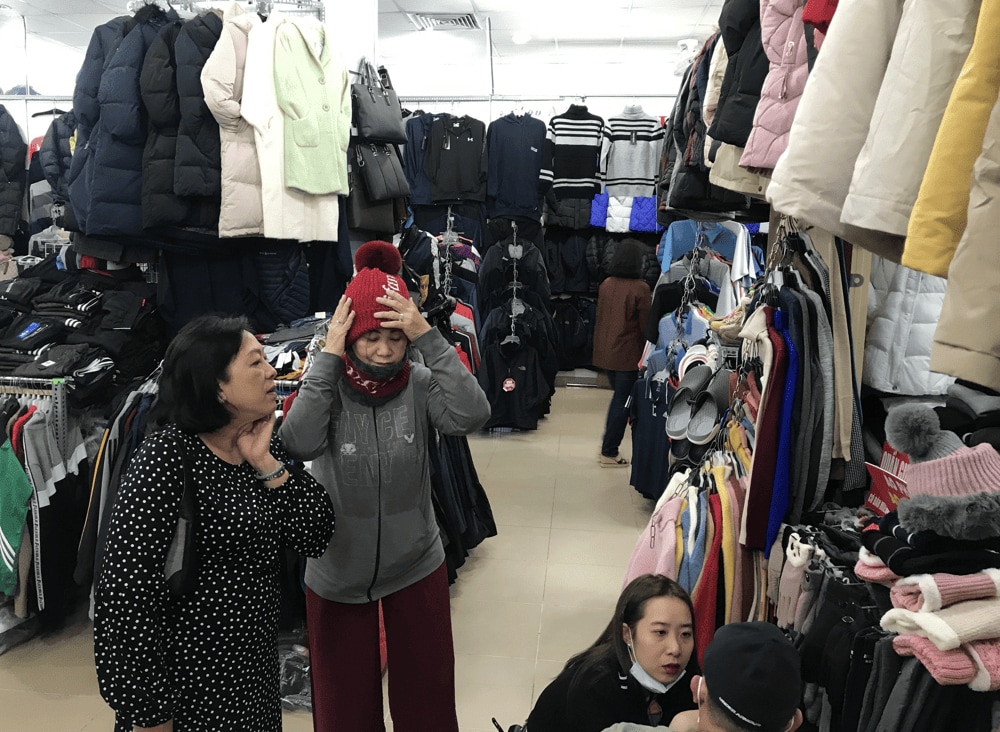 At the Russian Market, many booths showcase bilingual signage in Vietnamese and Russian (Source: danviet.vn)