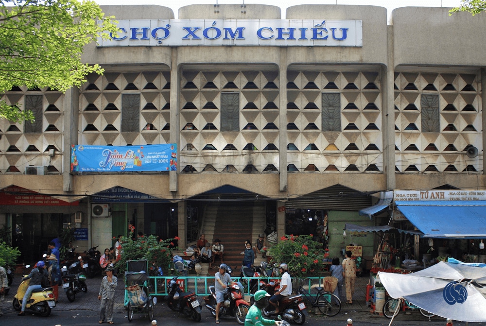 Xom Chieu Market is an impressive structure made of concrete (Source: Tản Mạn Kiến Trúc)