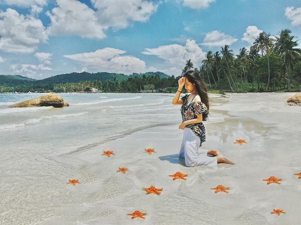 Taking photos with starfish is an activity loved by many tourists