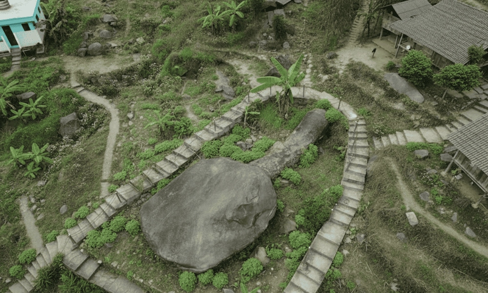 On the rocks at the Sapa Ancient Stone Gallery, visitors can see unique patterns and carvings