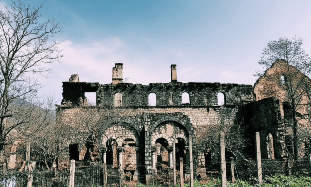 Ta Phin Ancient Monastery, with its mysterious beauty, attracts visitors to come to explore and take pictures