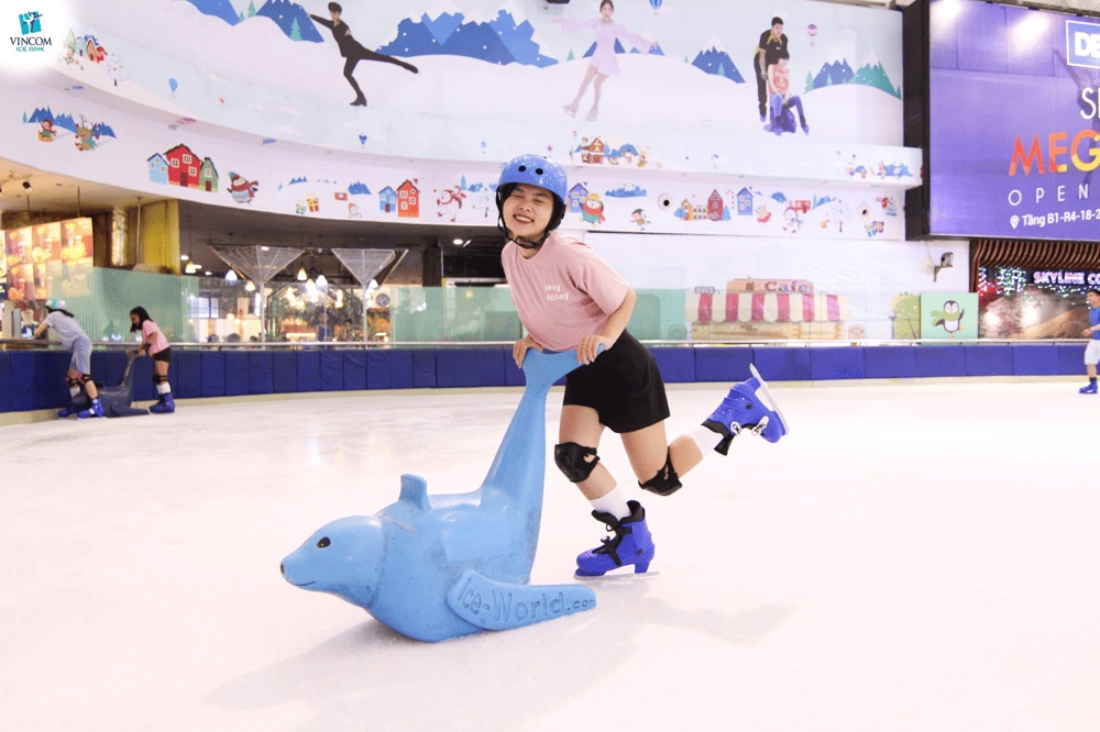 Royal City Ice Skating Area is an international standard ice rink and the largest in Hanoi (Source: Vincom Ice Rink)