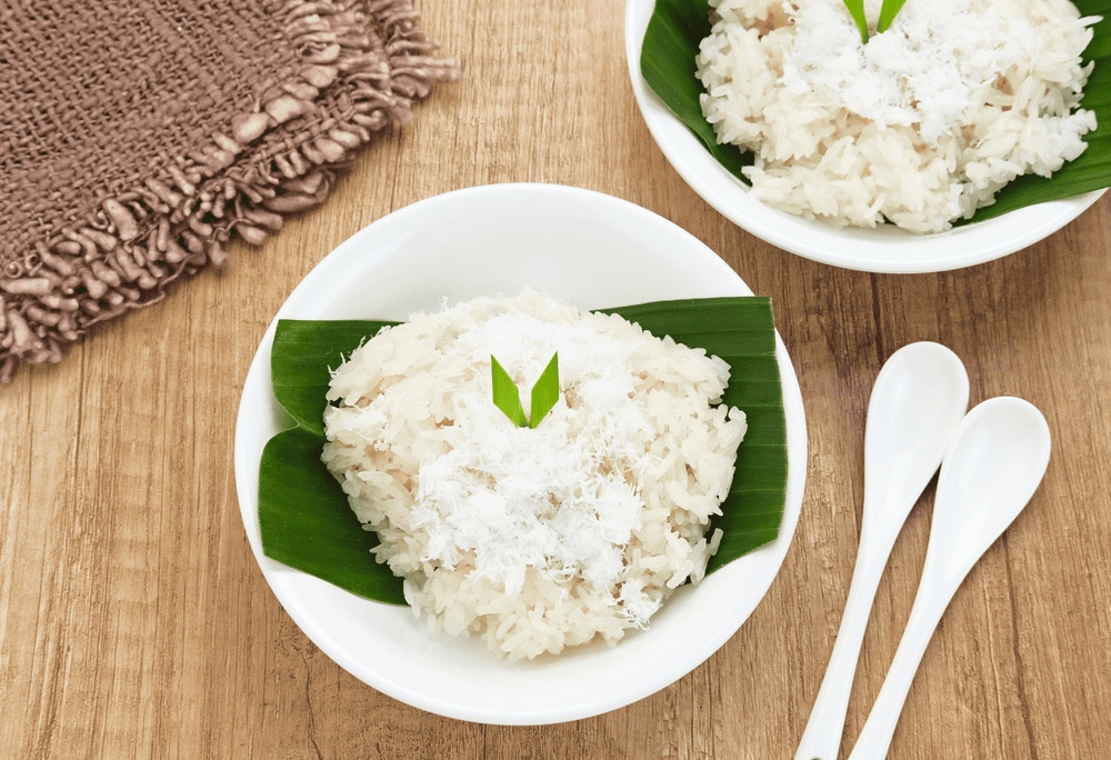 Coconut xoi blends sticky rice with grated coconut and sesame, offering a mildly sweet and aromatic flavor (Source: Canva)