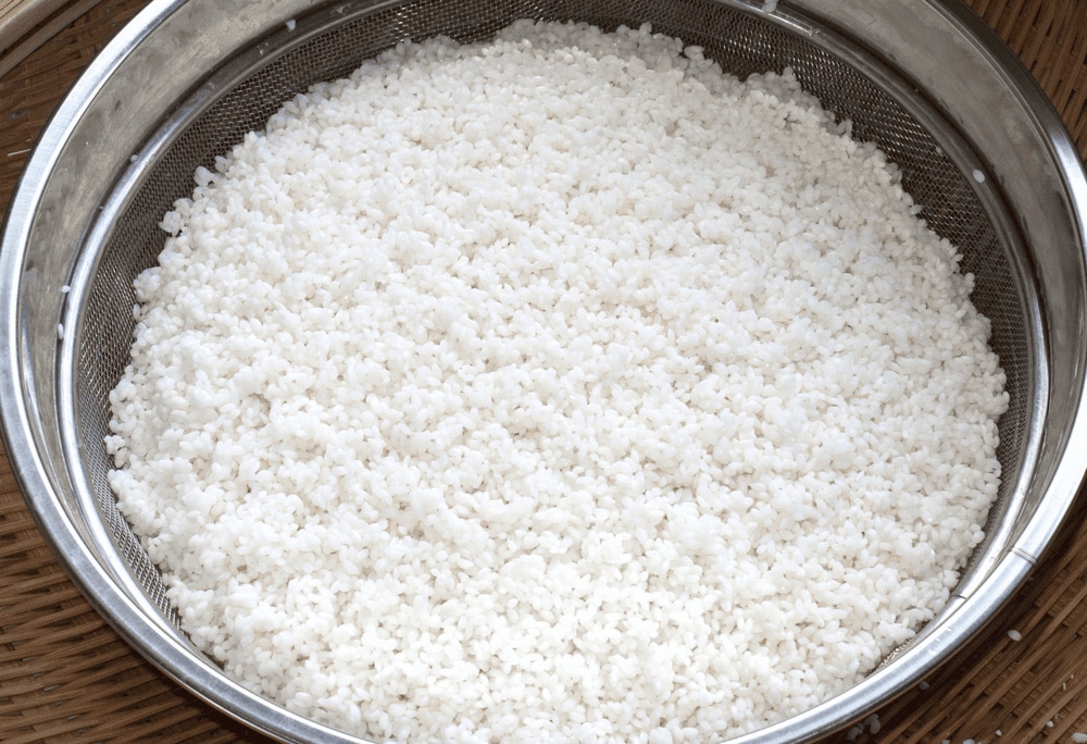 Vietnamese cooks begin the process of making xoi by soaking white glutinous rice until it reaches the desired texture (Source: Canva)