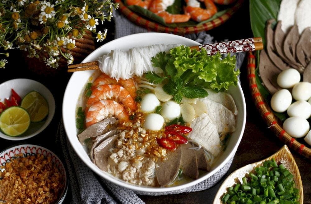 Hu tieu can be served in two styles: With broth and dry