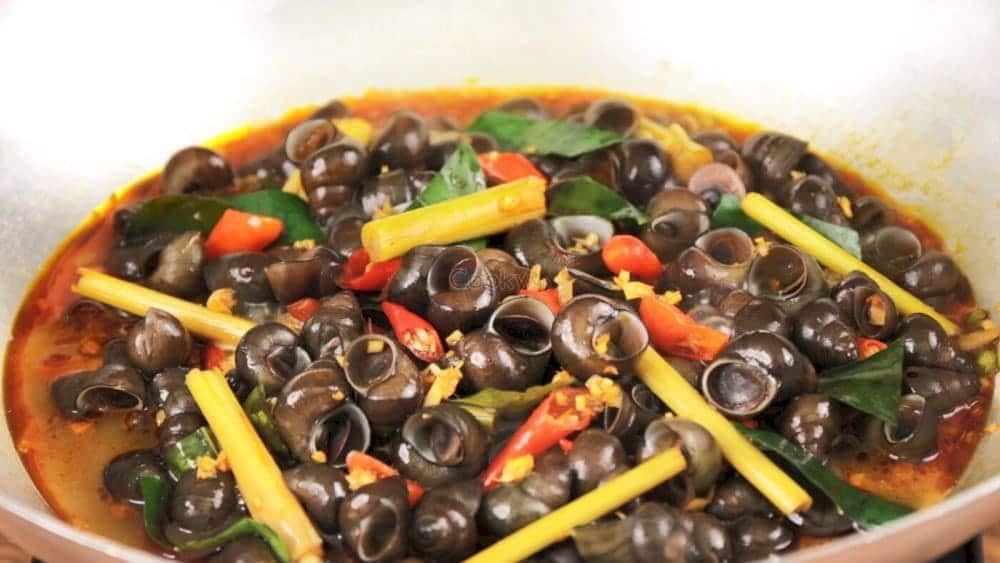 Oc xao is best enjoyed with a cold beer and fresh herbs, often dipped in a zesty lime-salt-pepper sauce (Source:Internet)