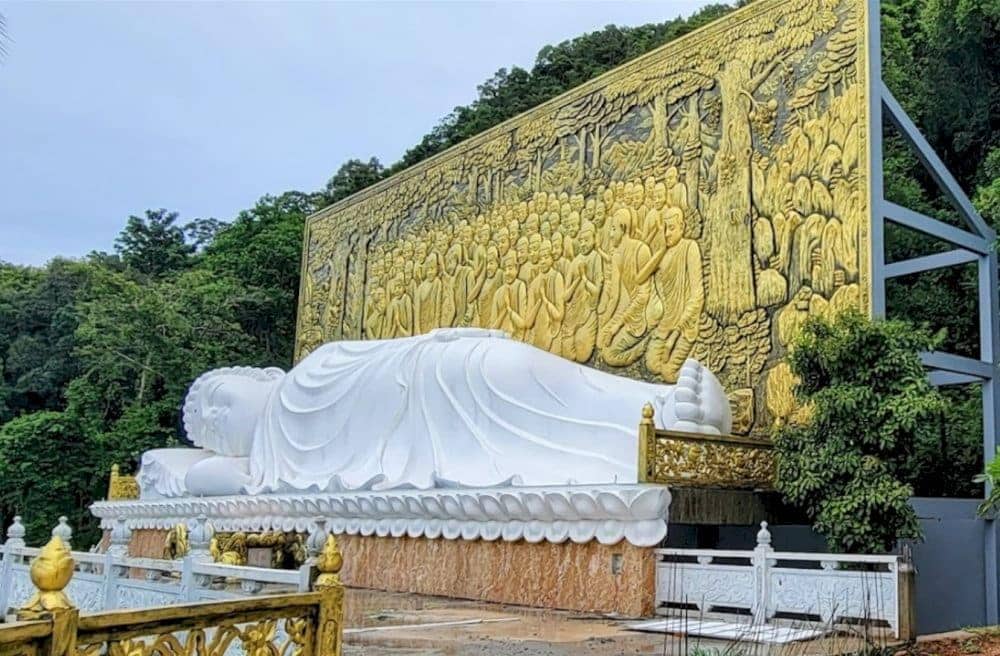 The grand Reclining Buddha statue at Su Muon Pagoda