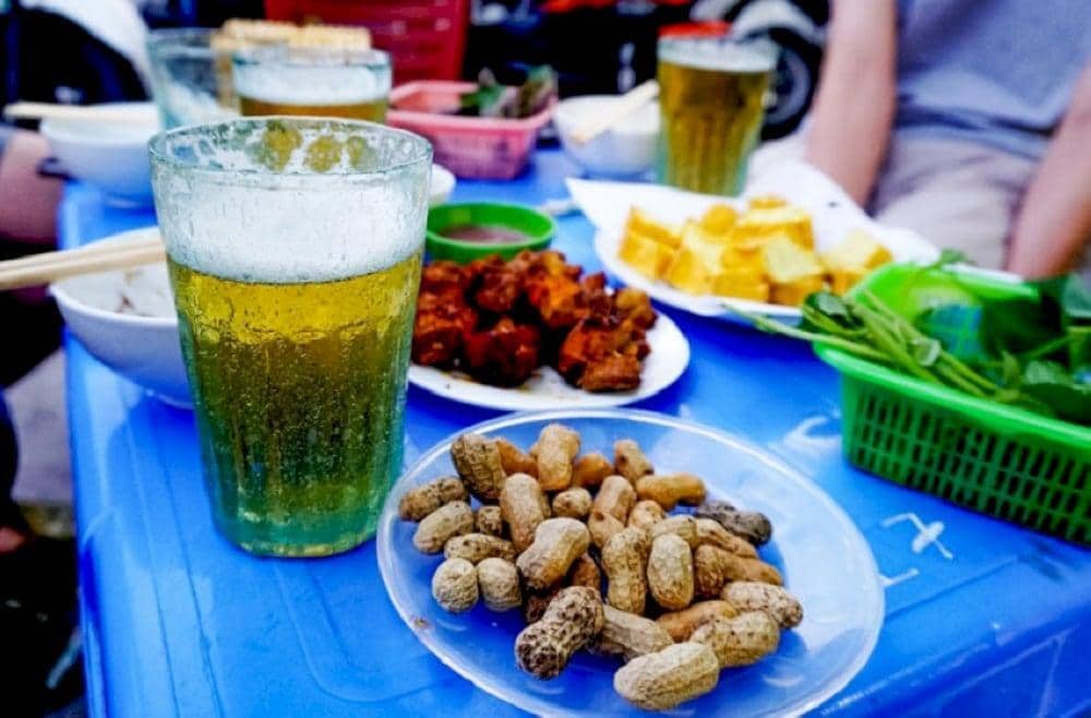Locals often enjoy Bia Hoi with small snacks such as boiled peanuts, fried tofu, and more