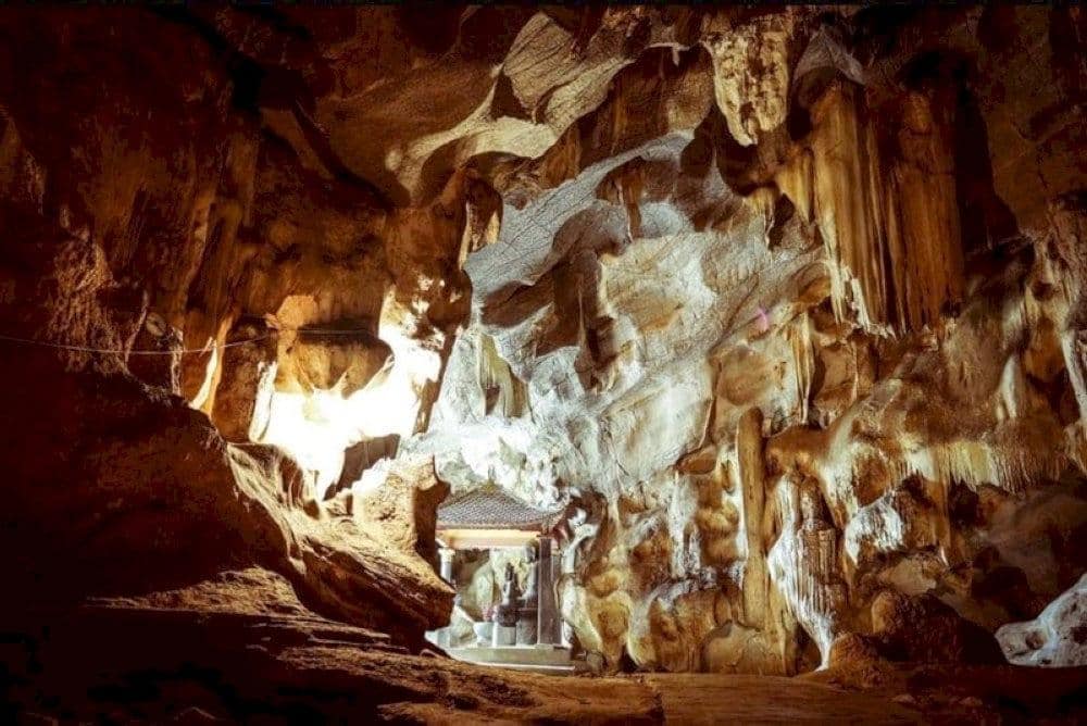 To reach Thien Huong Cave, visitors can embark on a scenic boat ride along the Ngo Dong