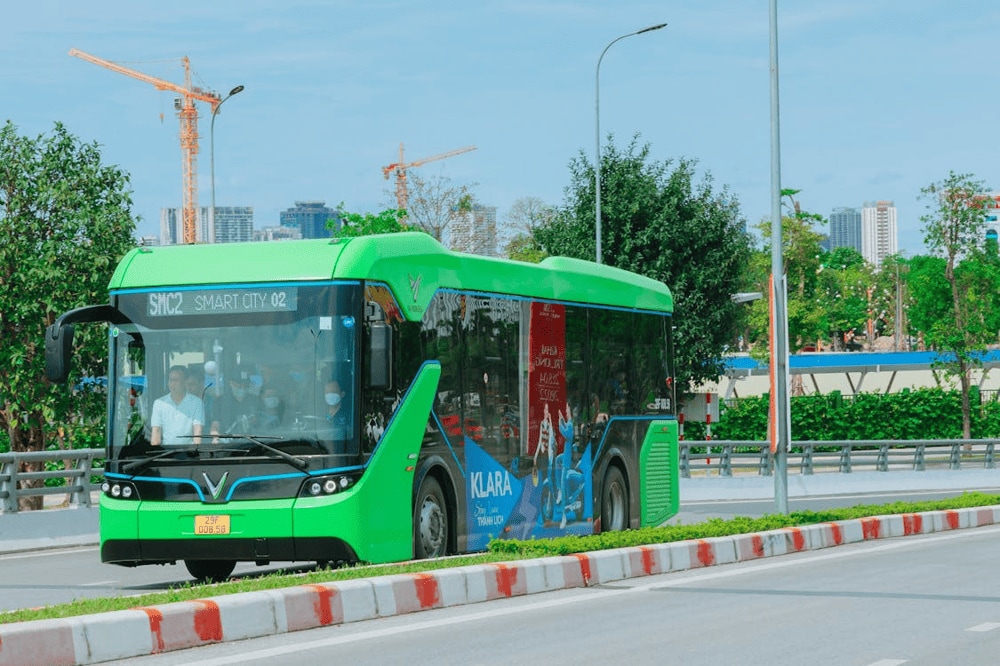 The electric bus route E08 passes by the Temple of Literature (Source: Pexels)