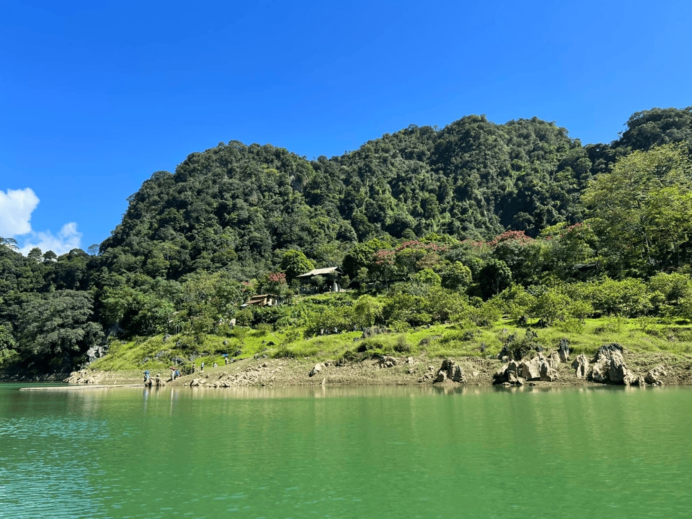 Prepare your camera to capture the dramatic transformations, especially during transition periods between dry and rainy seasons (Source: Fanpage Khu Du Lịch Sinh Thái Hồ Thang Hen)