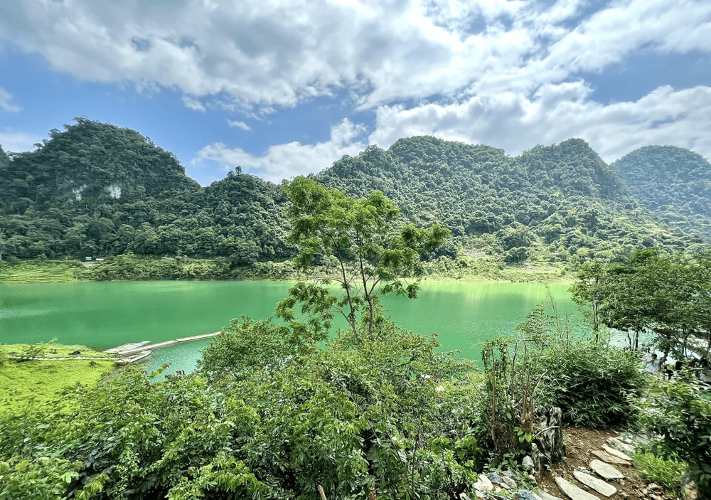 These lakes are connected through underground caves and passageways, ensuring that the crystal-clear waters remain pristine throughout the year (Source: Fanpage Khu Du Lịch Sinh Thái Hồ Thang Hen)