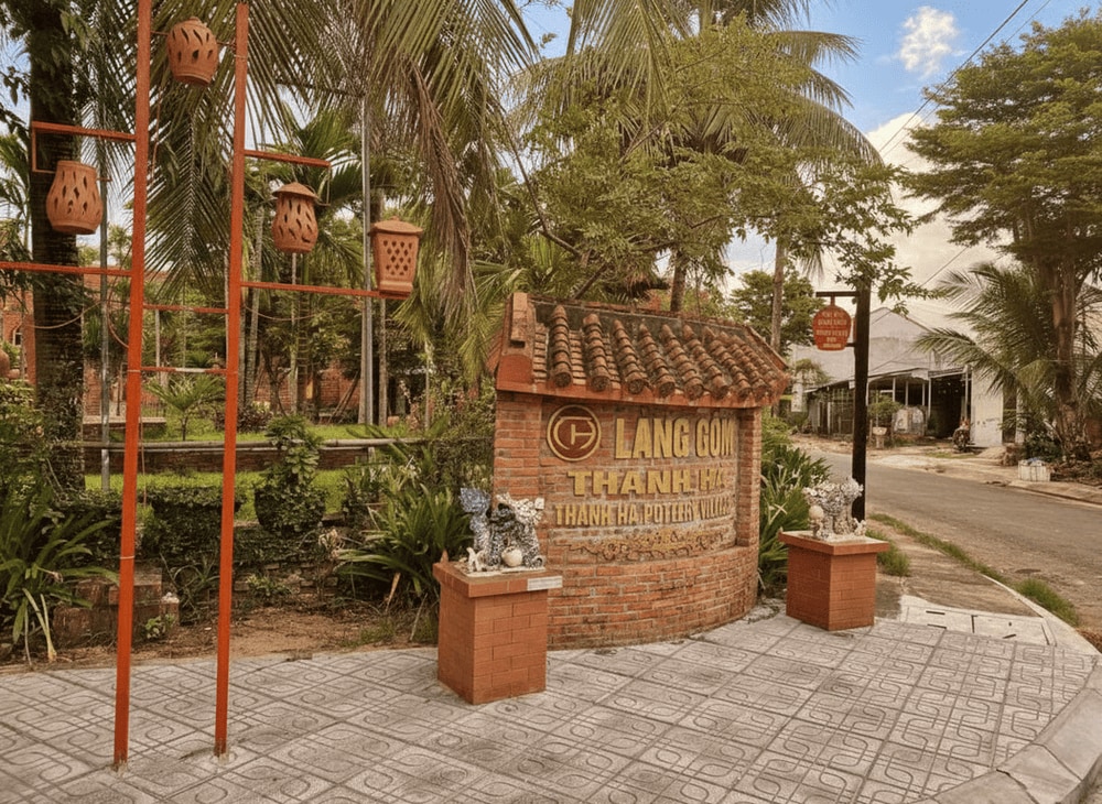 Located near Hoi An Ancient Town, Thanh Ha Terracotta Park is easily accessible by motorbike, bicycle or taxi