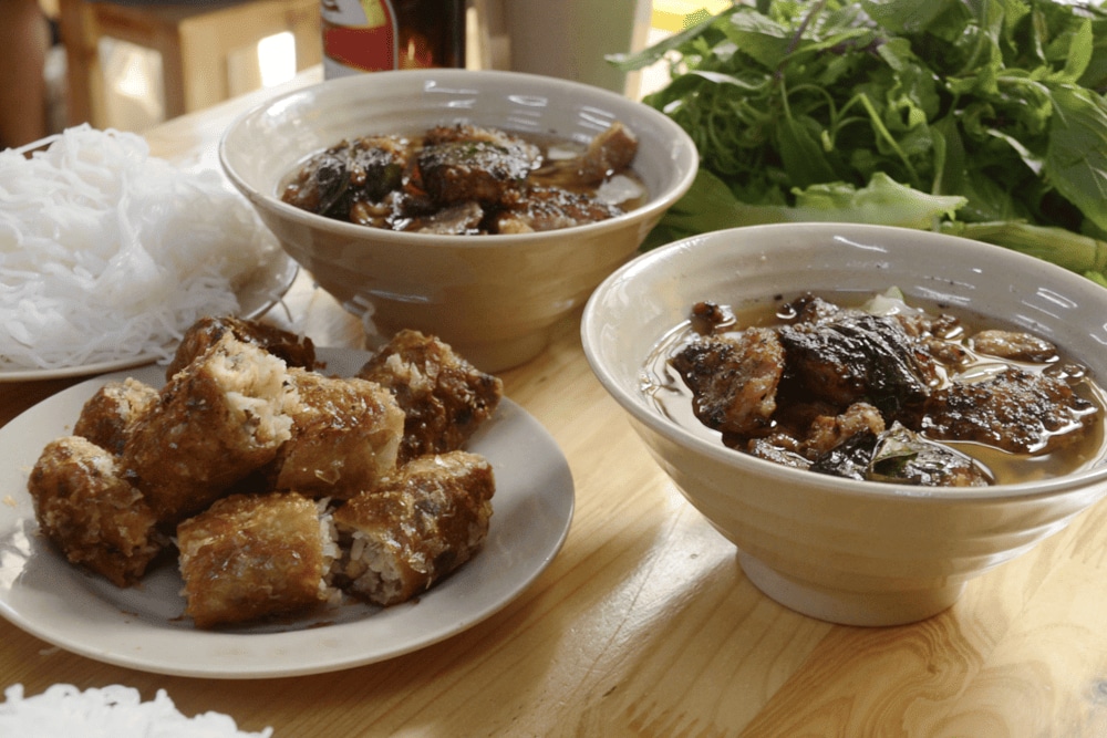 Bun Cha Ta on Nguyen Huu Huan Street serves authentic Hanoi flavors (Source: Canva)