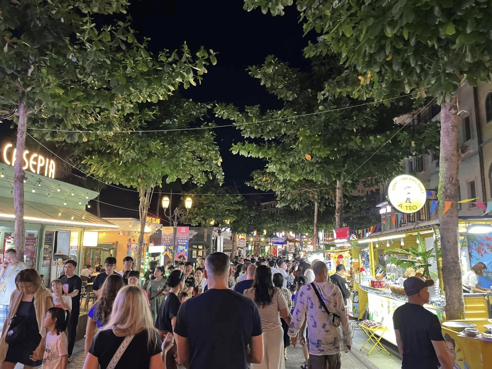 Phu Quoc’s night markets offer a lively atmosphere full of color and are the perfect place to experience the vibrant rhythm of local life (Source: Sun World Hon Thom)