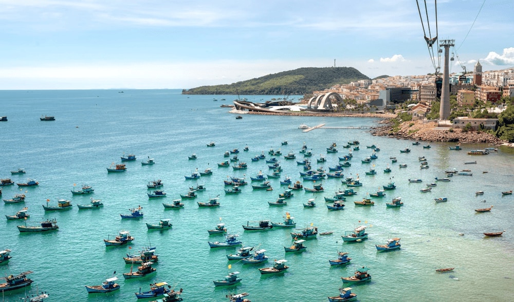 To ensure a comfortable journey and enjoy the stunning views of Phu Quoc from above, take the cable car to Sun World Hon Thom (Source: Internet)