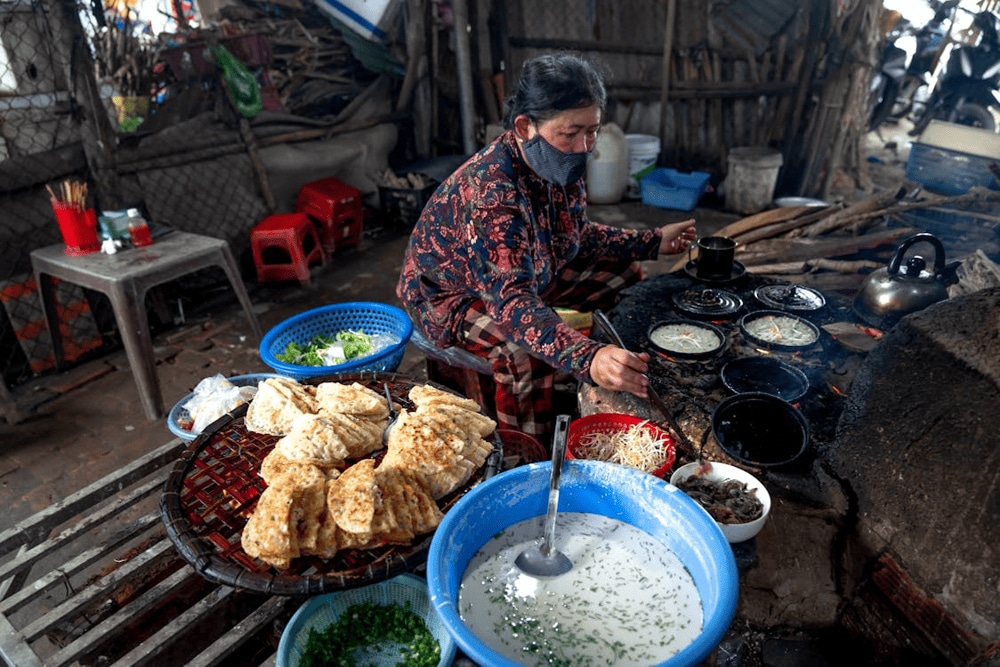 Crispy “banh xeo tom nhay” is made from fresh shrimp and rice flour, fried to golden perfection (Source: Pexels)