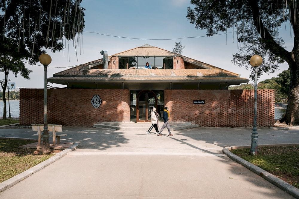 The Sipping Bar Waterfront - one of the few beautiful coffee shop in Thong Nhat Park