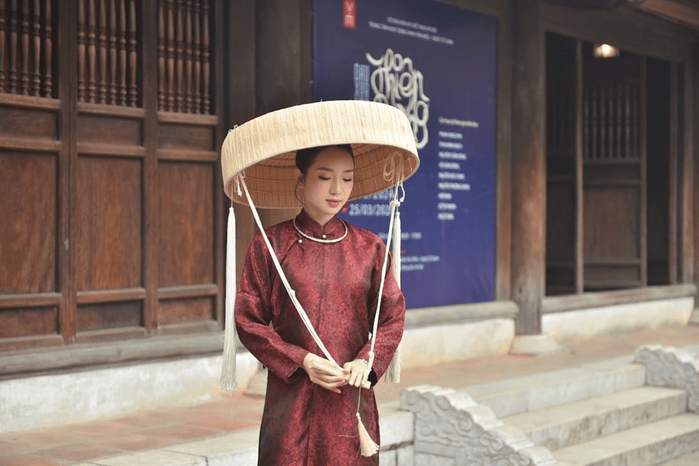 The Ba Tam hat has a shape similar to an umbrella or mushroom cap, with a flat top and wide brim (Source: Pexels)