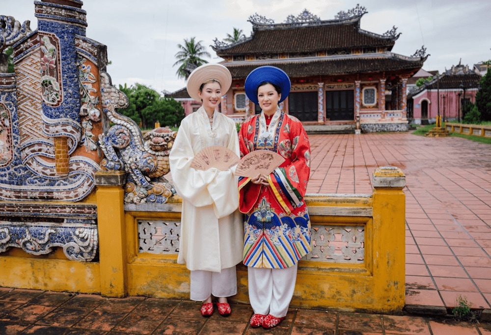 Ao nhat binh, once reserved for royal women during the Nguyen Dynasty, is now revived and embraced by youth during weddings, Tet, and vintage-style photo shoots (Source: Pexels)