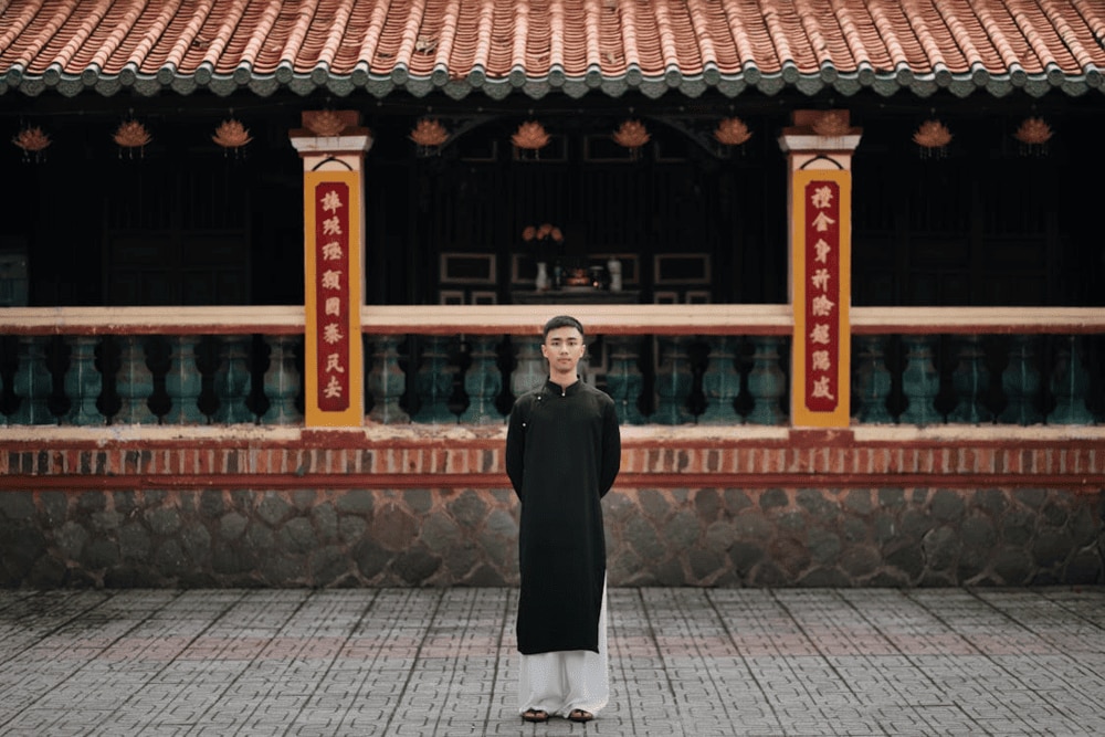 Ao the, a traditional male garment, is commonly worn during weddings, ceremonial rituals, and cultural events, symbolizing elegance and formality (Source: Pexels)