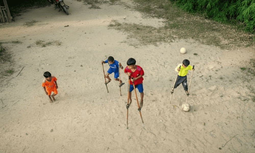 Cà Kheo (Stilt-Walking) tests your balance, coordination, and sense of humor, because falling is half the fun