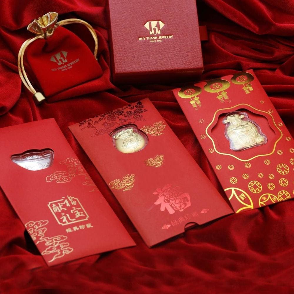 Red envelope or gifts wrapped in red packaging is a great option (Source: Huy Thanh Jewellery)