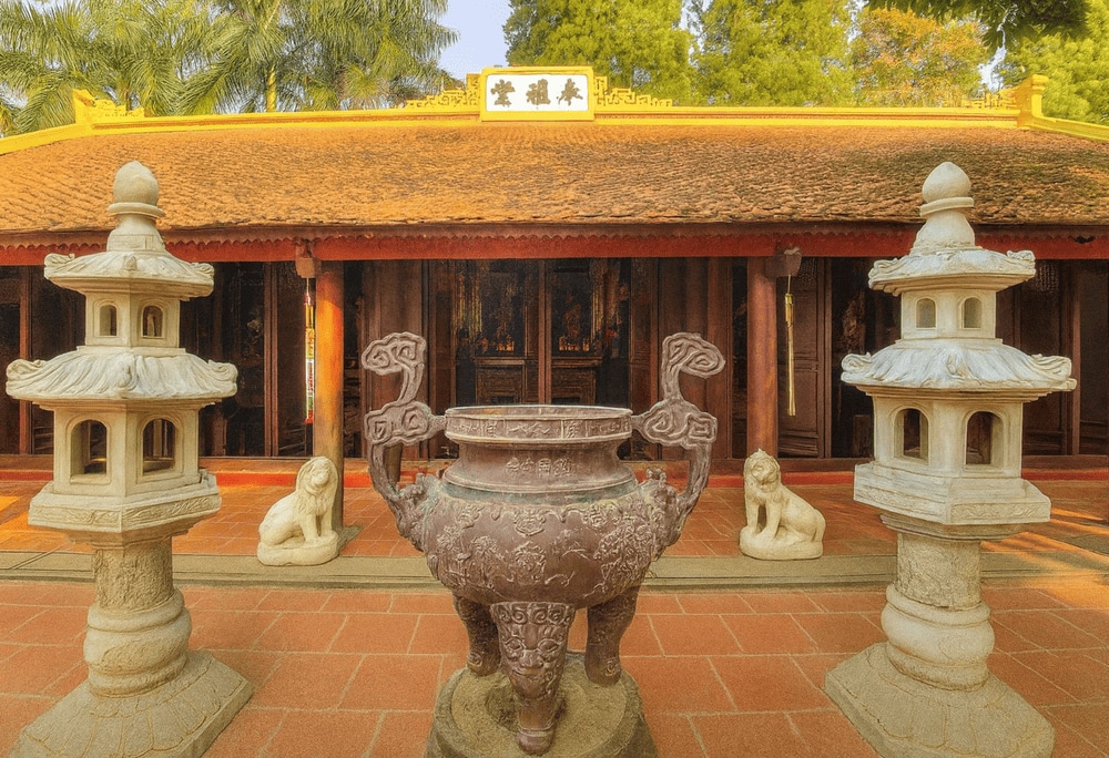 Connecting the Front and Upper Houses, this spiritual space symbolizes the bridge between devotion and enlightenment