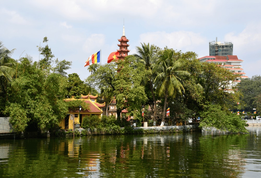 The sacred Bodhi tree at Tran Quoc Pagoda, a gift from India, symbolizes wisdom and peace (Source: Canva)