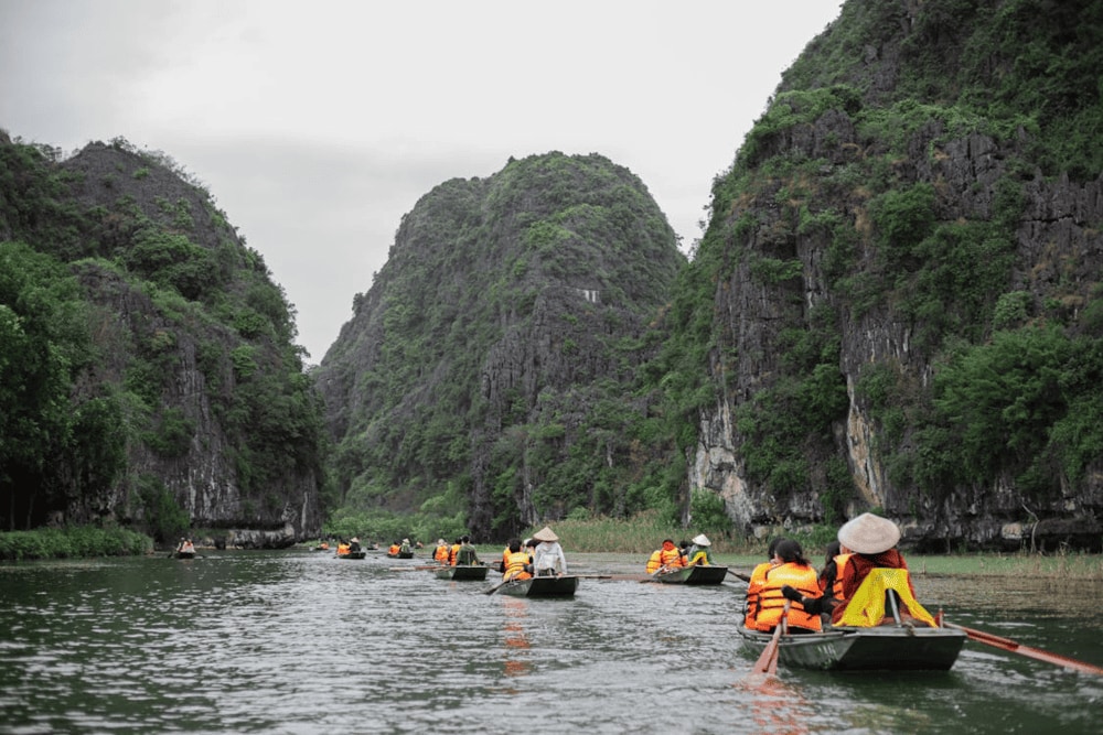 Taking a boat ride to admire the scenery is an unmissable experience when visiting Trang An Ninh Binh (Source: Pexels)
