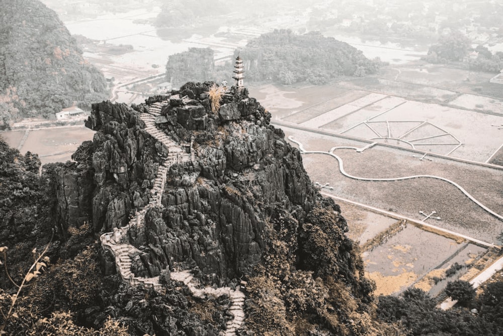 The highlight of Mua Caves is the beautiful scenery on the path leading to the top of Mua mountain with nearly 500 stone steps (Source: Pexels)