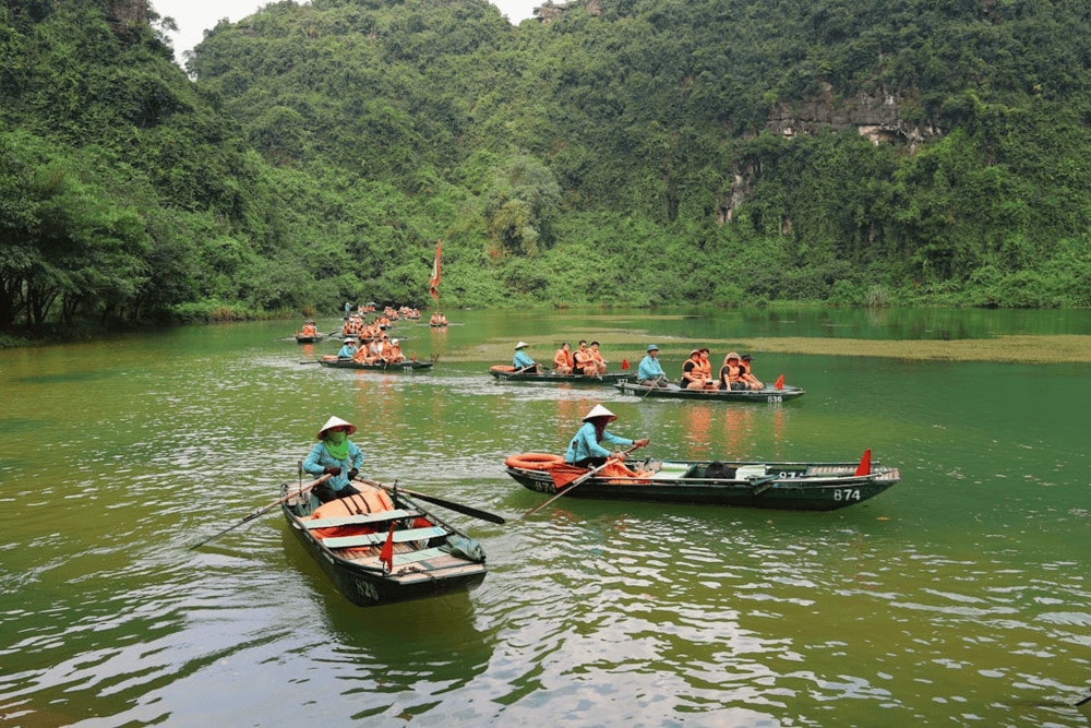 While kayaking, visitors can fully enjoy the serene beauty of Trang An’s rivers and mountains (Source: Pexels)