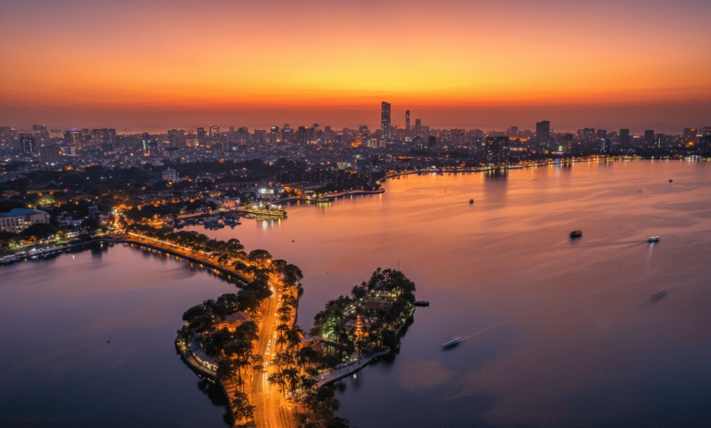 Eye-catching sunset beauty on Thanh Nien Road