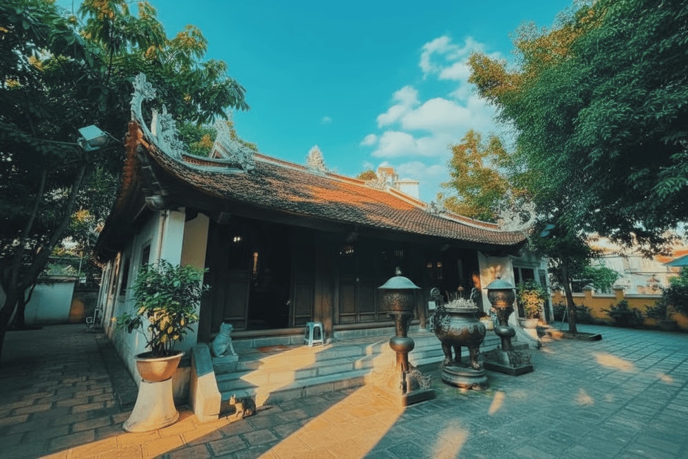 Today, Thuy Trung Tien Shrine remains a place of spiritual devotion, adding an air of mystery to this hidden sanctuary in the middle of the lake