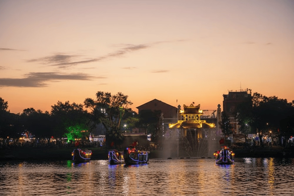 In the evening, you can buy tickets to enjoy a Hue traditional folk music performance on a dragon boat along the Perfume River