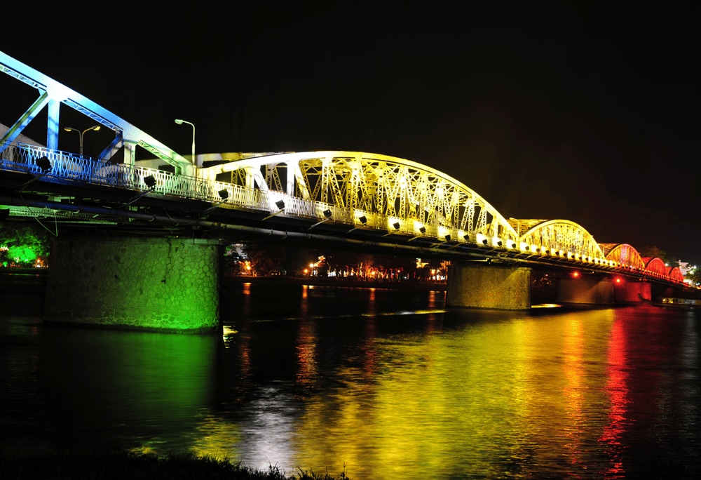 Truong Tien Bridge sparkles at night, its colorful lights reflecting on the peaceful Perfume River (Source: Canva)