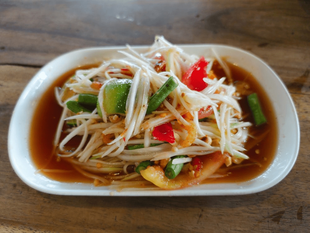 Papaya salad, with a blend of sweet, sour, spicy, and salty flavors and crunchy papaya, brings an explosion of attractive flavors (Source: Pexels)