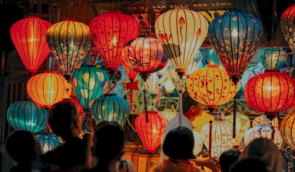 On full moon nights, Hoi An glows with shimmering beauty, inviting visitors to stroll and admire intricate lantern designs (Source: Pexels)